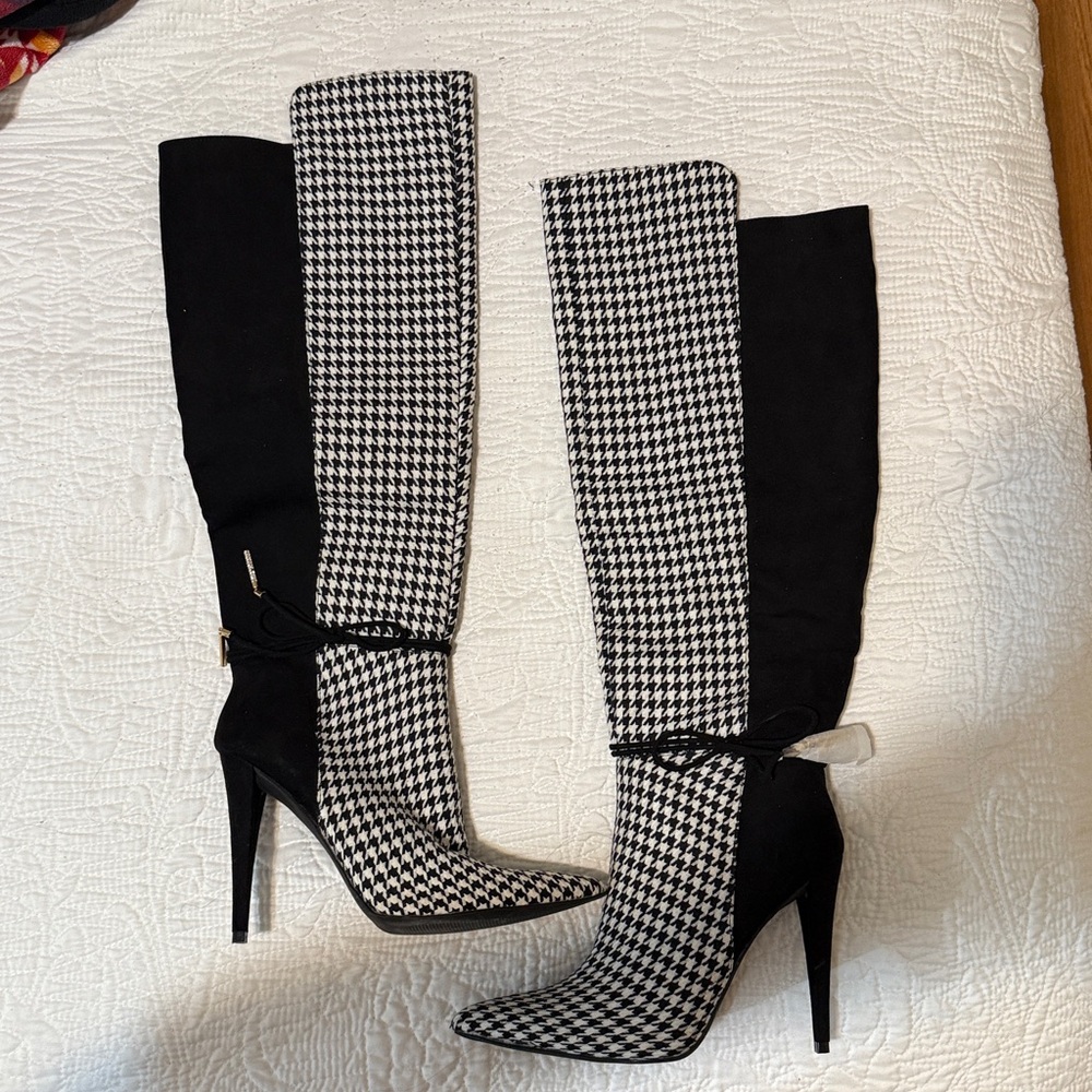 Black and White Over the Knee Boots
Houndstooth boots
Perfect for fall/winter